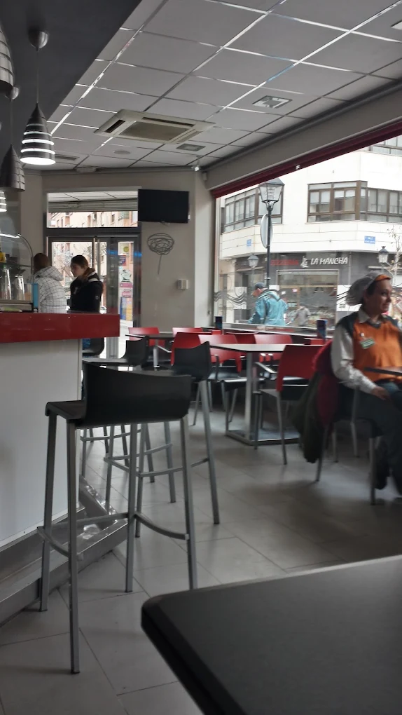 Interior de Tapería Cervecería Pacífico